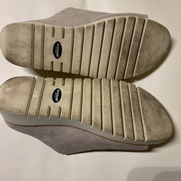 Dr. Scholl sandal, size 7.5 US, suede upper fabric, light grey, white soles. - Picture 4 of 10